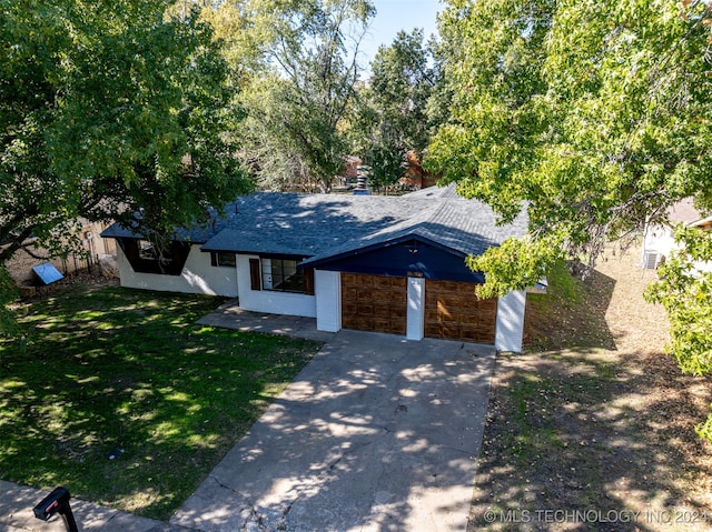 view of front of home featuring a front yard and a garage