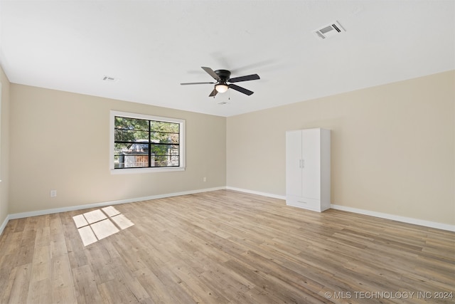 empty room featuring light hardwood / wood-style floors and ceiling fan