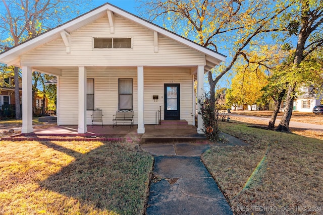 921 D NW, Ardmore, OK 73401 - view of front facade with a porch and a front lawn