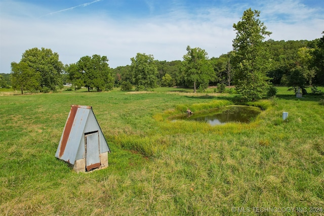 view of yard featuring a water view