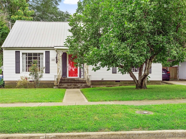 view of front of property featuring a front lawn