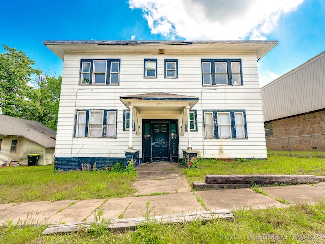 view of front of house with a front yard