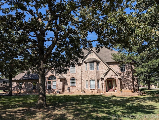 view of front of home with a front lawn