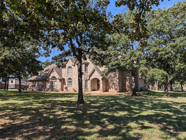 view of front of house with a front lawn