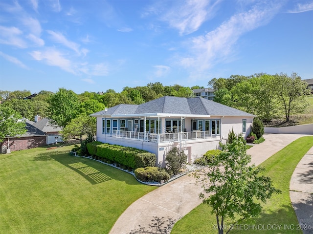 ranch-style home featuring a front lawn and a porch