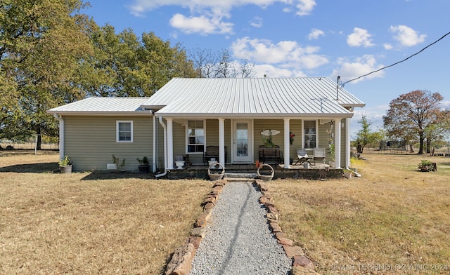 view of front facade featuring a front yard and a porch