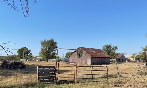 view of yard with an outdoor structure