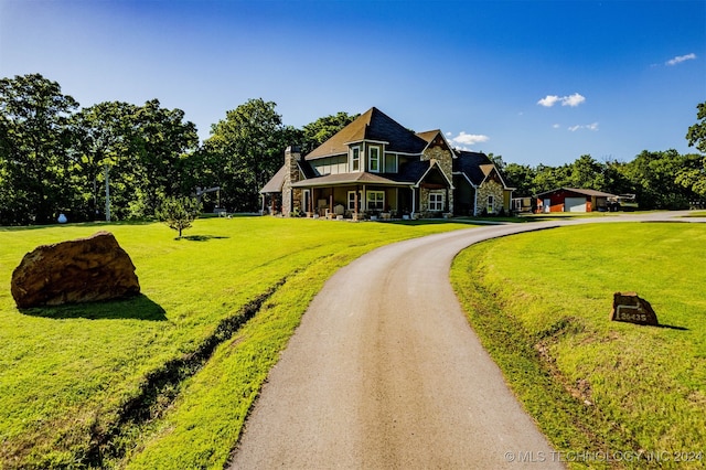 view of front facade featuring a front lawn