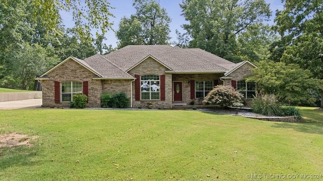 view of front facade with a front lawn