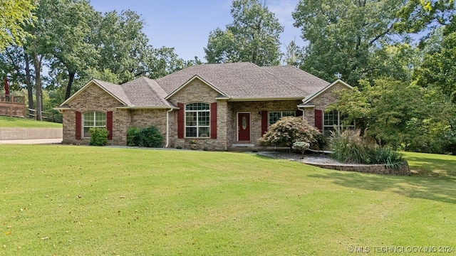 view of front of house featuring a front yard