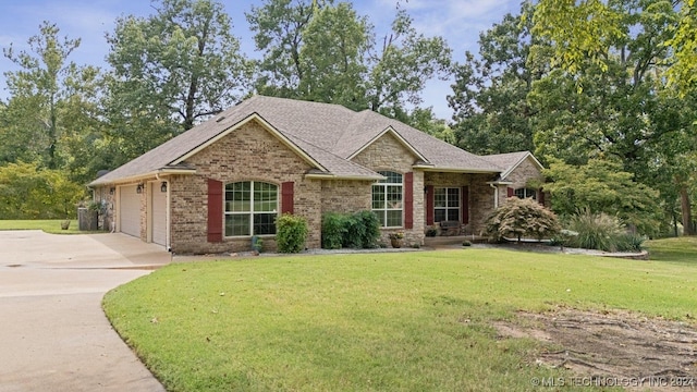 view of front facade featuring a front yard