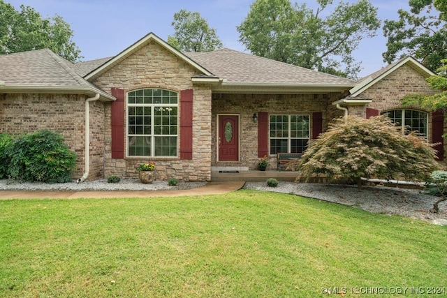 view of front of property featuring a front yard