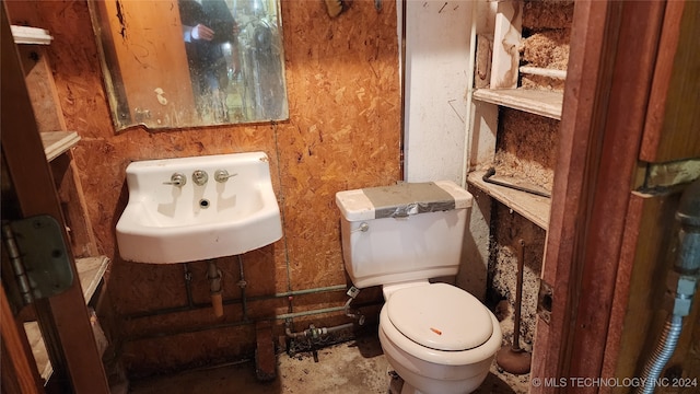 bathroom featuring toilet and sink