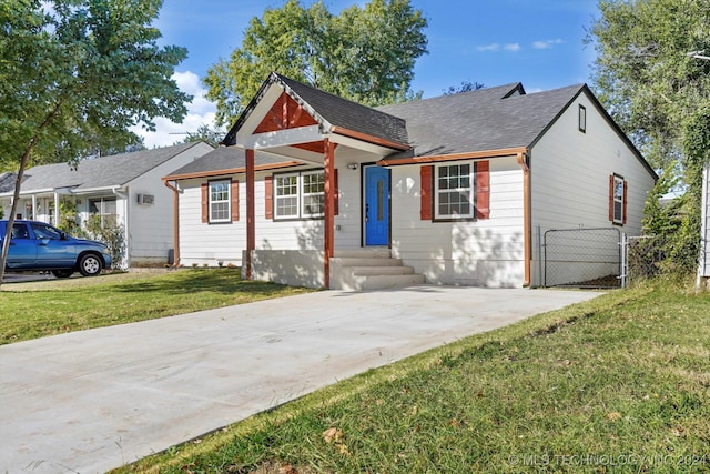 bungalow featuring a front lawn