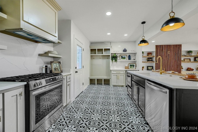 kitchen with sink, stainless steel appliances, and hanging light fixtures