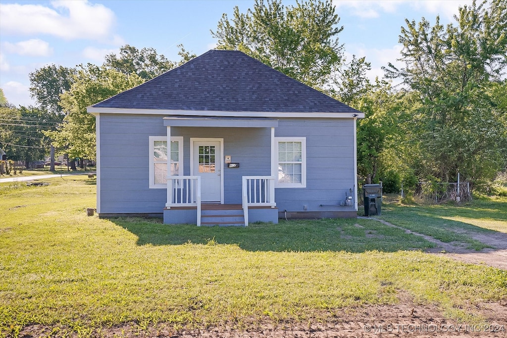 view of front facade with a front lawn