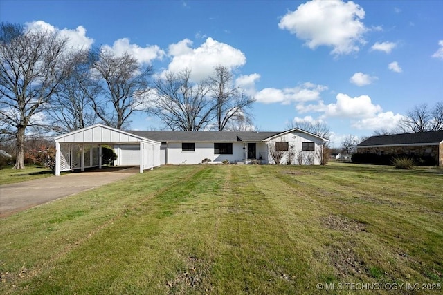 view of front of property featuring driveway, a carport, and a front yard