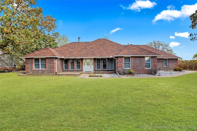 ranch-style home featuring a front lawn