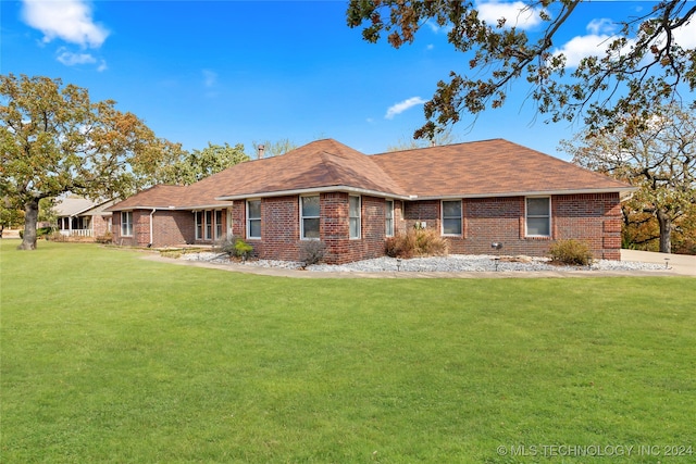 view of front of property with a front yard