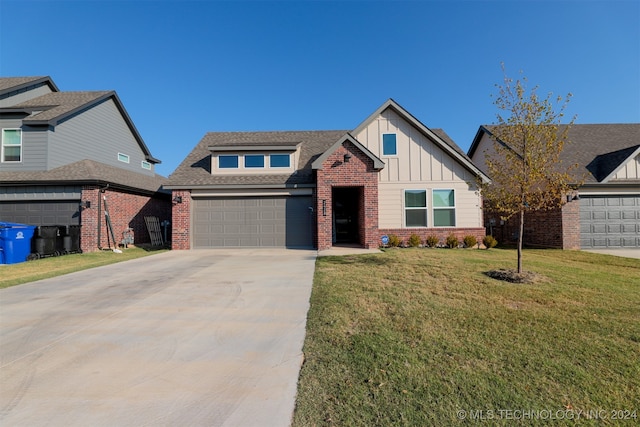 view of front facade featuring a garage and a front lawn