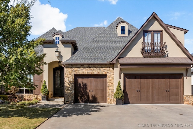 view of front of house featuring a front yard and a garage