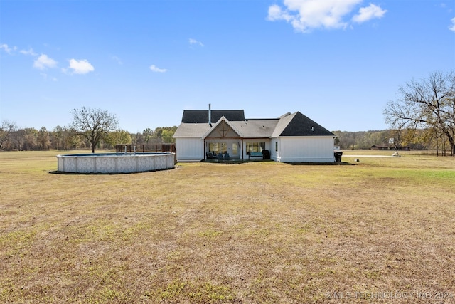 view of front facade with a front yard