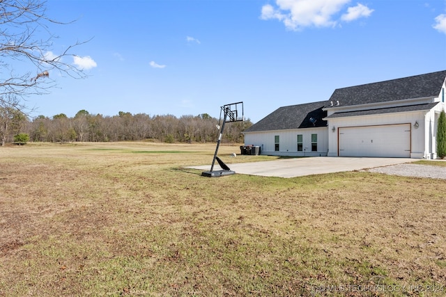 view of yard featuring a garage