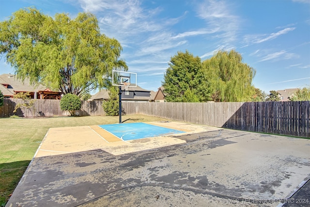 view of sport court featuring a yard