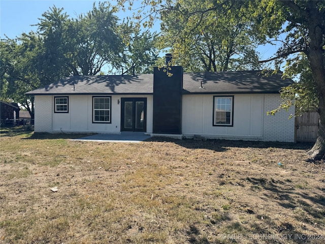 view of front of property featuring a front yard and a patio area