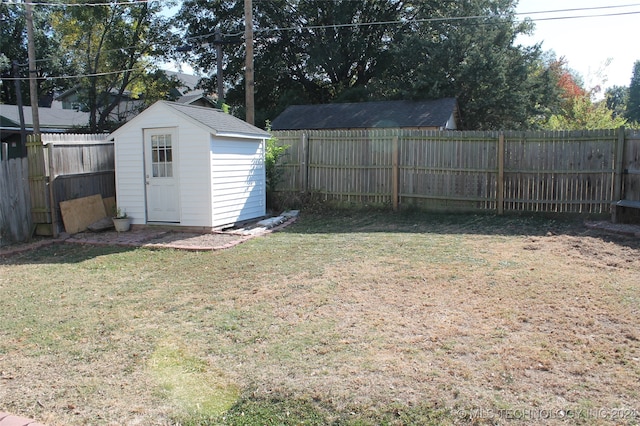 view of yard featuring a storage unit