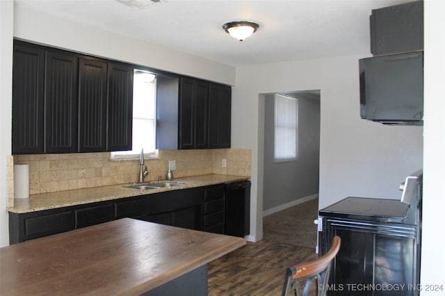 kitchen with sink, dark wood-type flooring, tasteful backsplash, and black appliances