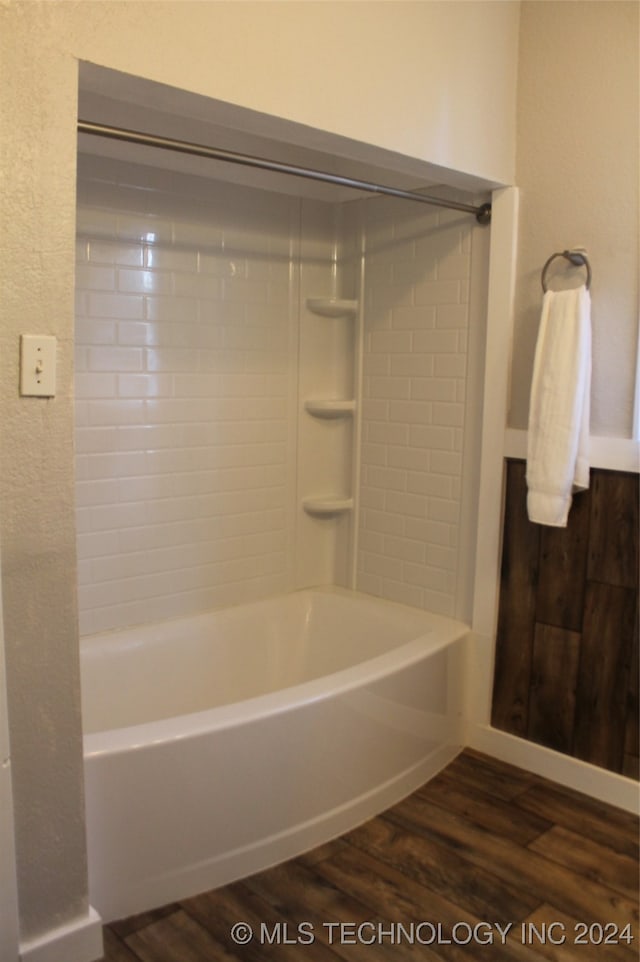 bathroom with tiled shower / bath and wood-type flooring