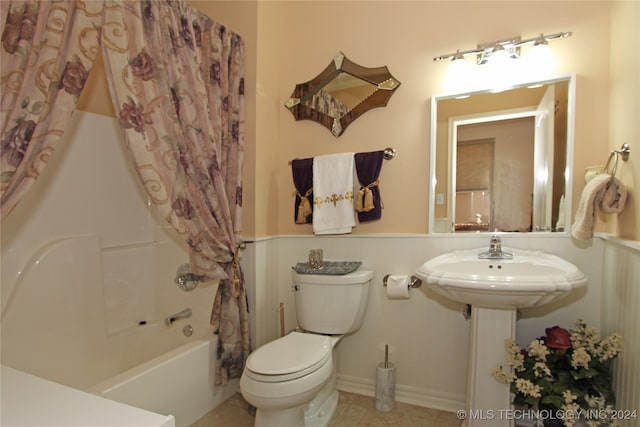 bathroom featuring toilet, tile patterned floors, and shower / bath combo