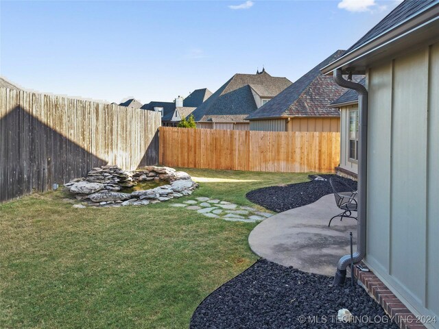 view of yard featuring a patio