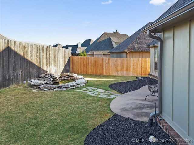 view of yard featuring a patio area