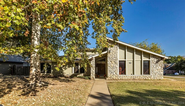 view of front of property featuring a front lawn