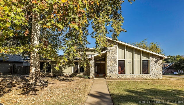 view of front facade featuring a front yard