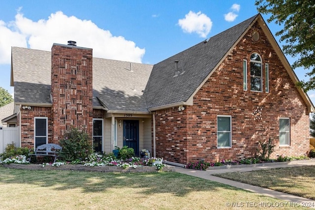 view of front of property featuring a front yard