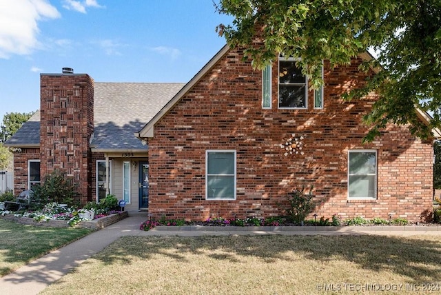 view of front of house featuring a front yard