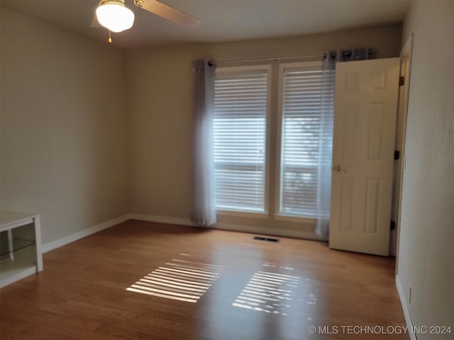 empty room featuring light hardwood / wood-style floors and ceiling fan