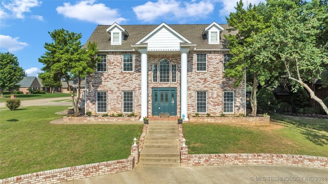 view of front of home featuring a front lawn