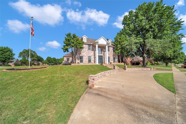 view of front facade featuring a front lawn