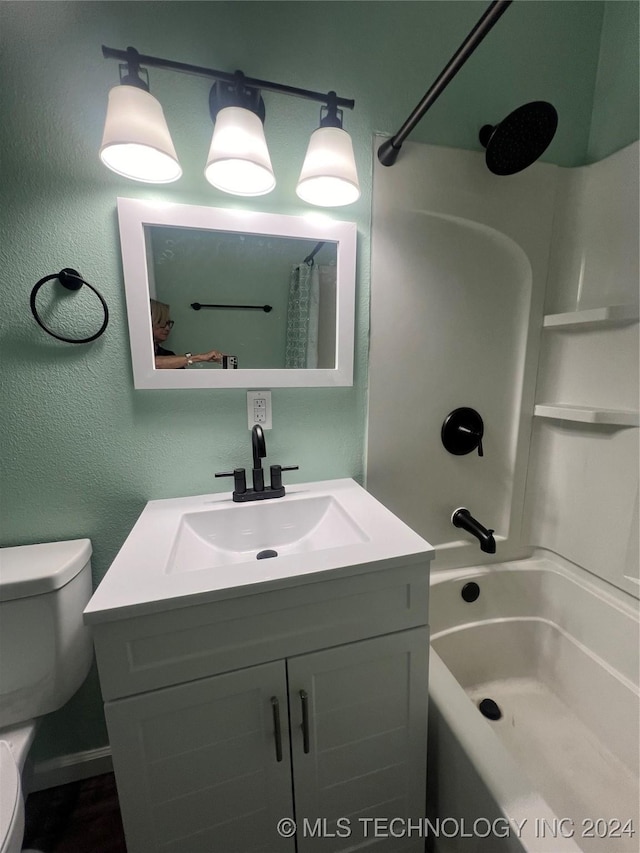 full bathroom featuring shower / tub combo with curtain, vanity, and toilet