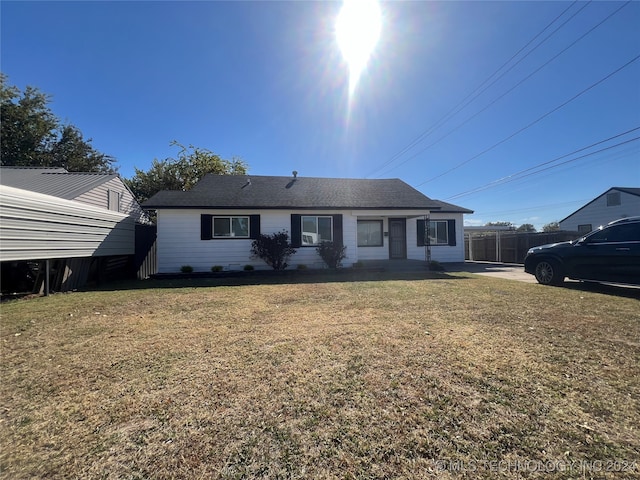 view of front of property featuring a front lawn