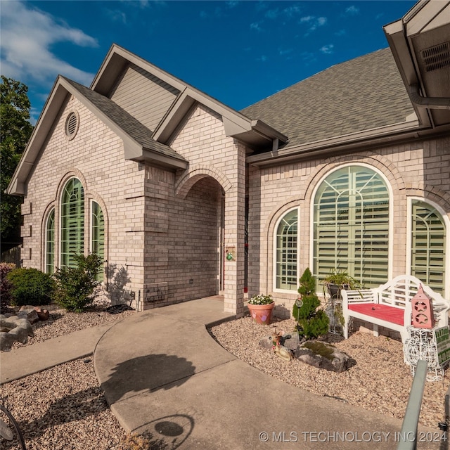 view of front of property featuring a patio area