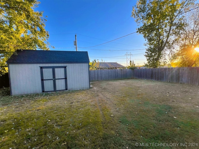 view of yard featuring a shed