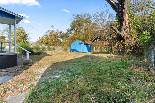 view of yard with a storage shed