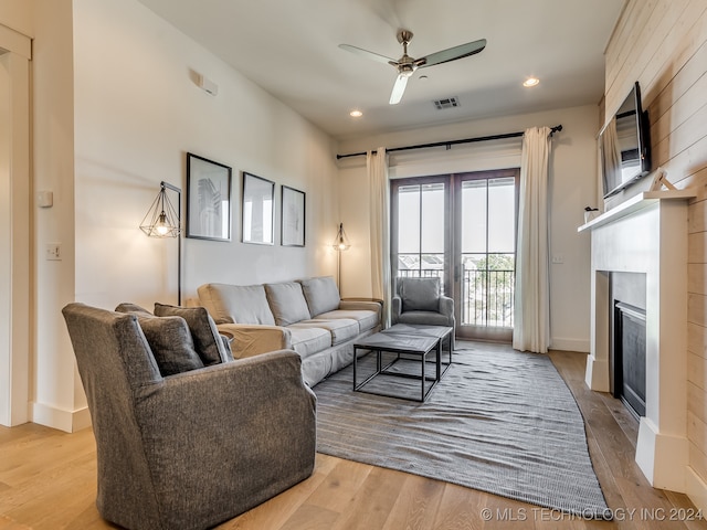 living room featuring light hardwood / wood-style floors and ceiling fan