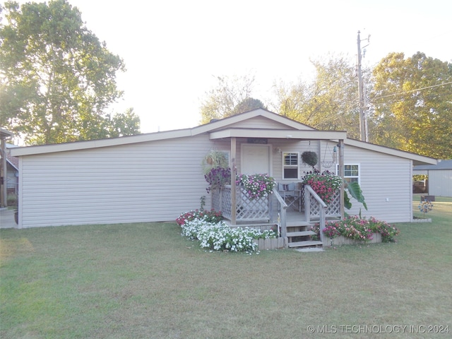 view of front of property featuring a front yard