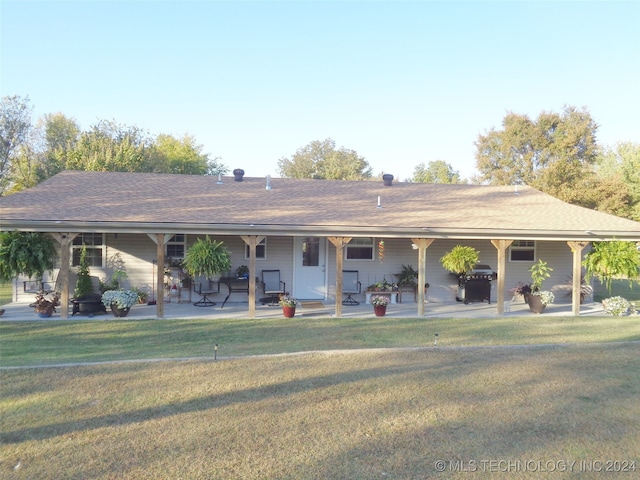 view of front of property with a front lawn